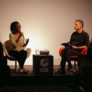 Sharon Dodua Otoo sitzt auf der Bühne des Goethe-Institut Sydneys und wird interviewt.