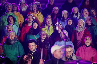 Sänger und Sängerinnen vom Jugendchor St. Stephan bei einem Mitsing-Konzert  im RheinEnergieStadion in Köln