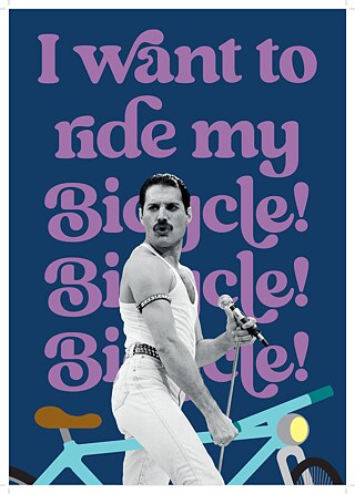 Collage mit schwarz-weißem Fotoausschnitt von Freddie Mercury in der unteren Bildhälfte, darunter ein dunkelblauer Hintergrund. Er steht auf einem gezeichneten hellblauen Fahrrad. In der einen Hand hält er ein Mikrofon, in der anderen den Fahrradlenker. Dahinter in geschwungener Druckschrift die Liedzeile „I want to ride my Bicycle!“