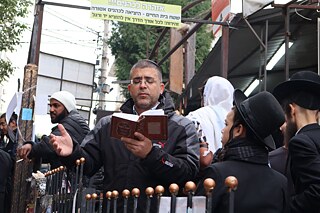 Ein Mann betet in der Menge der Pilger in Uman während des Rosch ha-Schana-Festes.