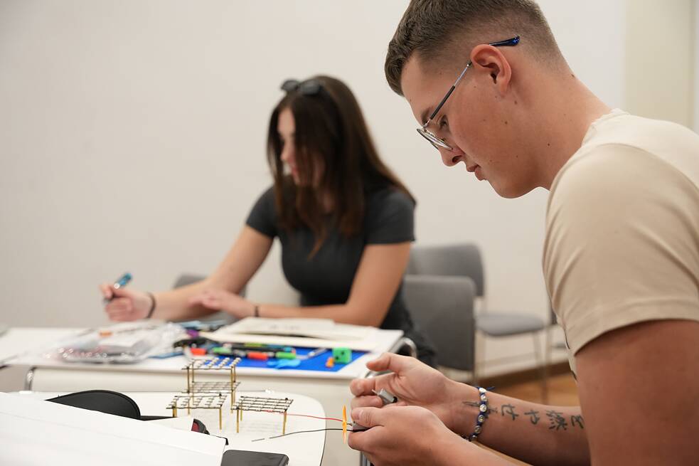 Participants taking part in TüftelLab workshops