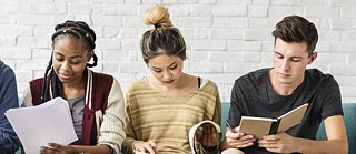 Several young school students sit next to each other on a sofa and read. The pictures in the ‘YOUNG LEARNERS’ series show groups of young learners - children and teenagers - who are having fun with education, learning and the German language.