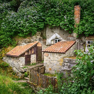 Bucoliche e allo stesso tempo avvolte da un’aura di mistero, le storiche case nella roccia dei monti dello Harz sembrano uscite da un libro di fiabe.