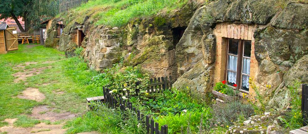 Die Höhlenwohnungen von Langenstein wurden zwischen 1855 und 1858 von Landarbeitern in weichen Sandstein gehauen. Am Schäferberg sind zehn davon als Reihenhaussiedlung bis heute erhalten geblieben.