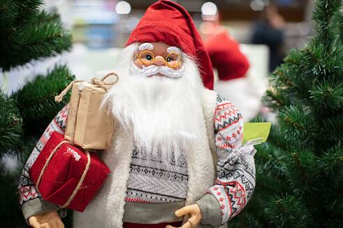 Weihnachtsmannfigur mit Weihnachtsgeschenken