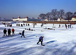 Eisstockschießen auf dem gefrorenen See vor Schloss Nymphenburg in München