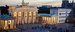 Brandenburger Tor beleuchtet bei Dämmerung