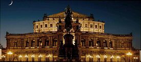 Semper Oper Dresden erleuchtet bei Nacht