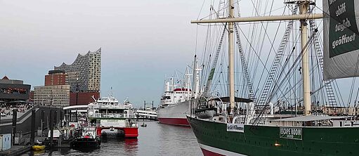 Elbphilharmonie Hamburg und Hamburger Hafen mit Schiffen