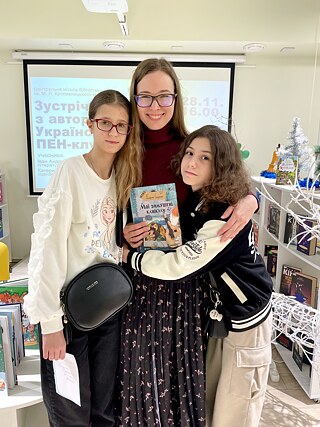 Kateryna Yehorushkina mit Leserinnen in einer Bibliothek in Mykolajiw