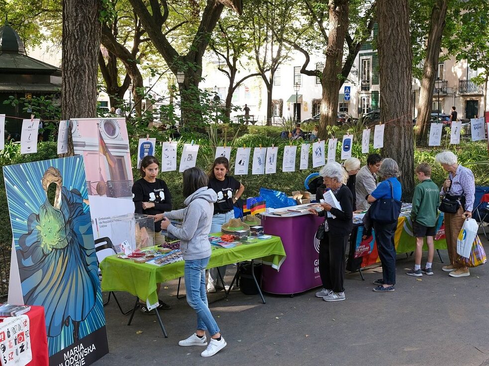 Ausstellung "Komplett Kafka" am Europäischen Sprachentag 2024, im Jardim das Amoreiras, in Lissabon