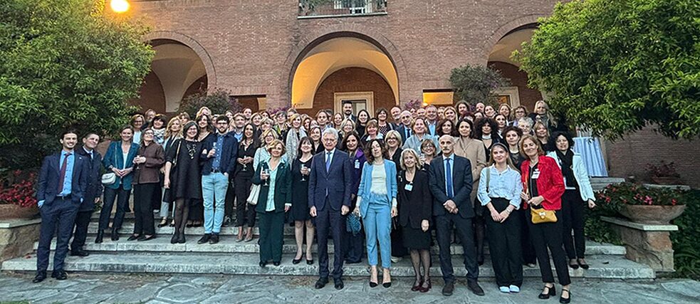 Gruppenbild der Teilnehmenden mit Botschafter Dr. Lucas in dessen Residenz Villa Almone