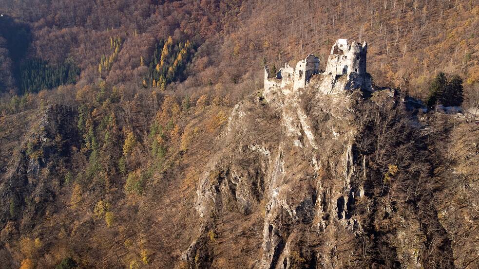 Starý hrad nad meandrom Váhu