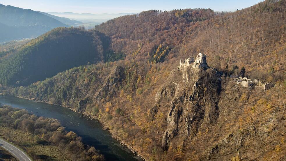 Starý hrad nad meandrom Váhu