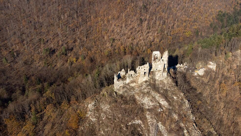 Starý hrad nad meandrom Váhu