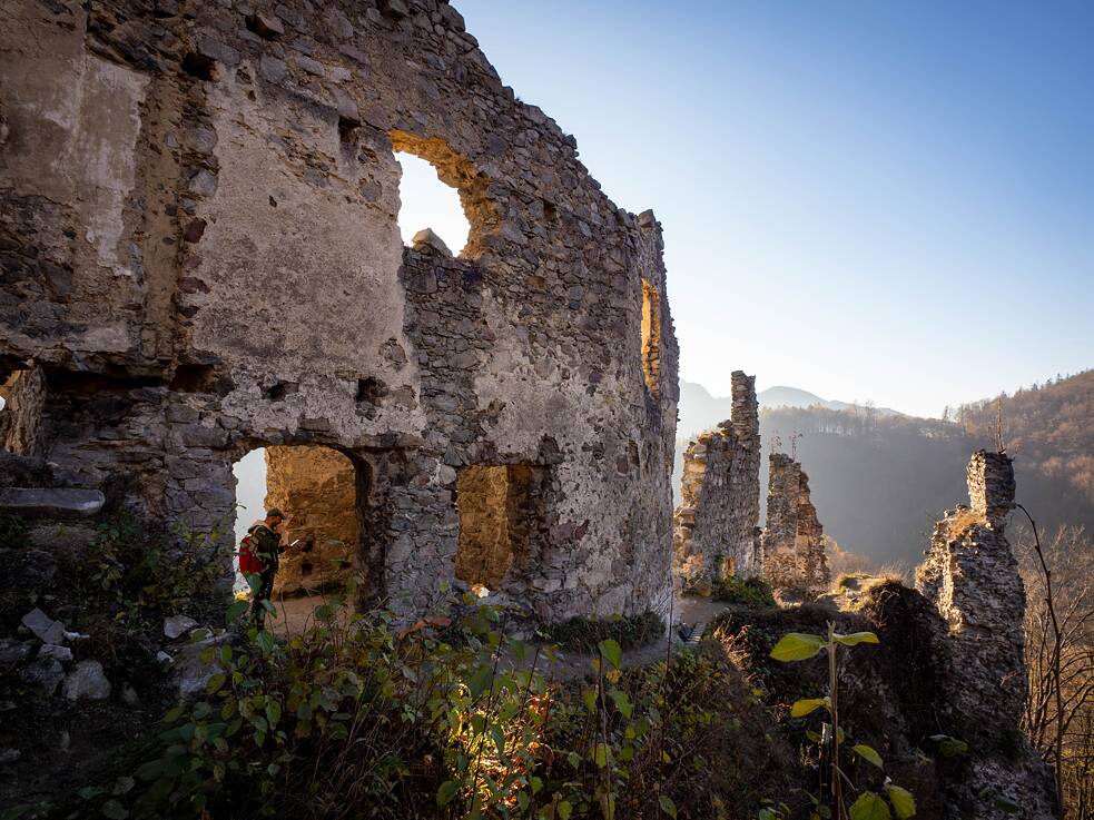 Návštevníci sa na Starý hrad dostanú po krátkej prechádzke z najbližšieho parkoviska.