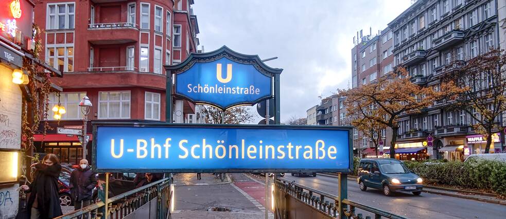 Eingang zum U-Bahnhof Schönleinstraße: In den Tunneln der U8 erinnert noch einiges an die deutsche Geschichte des letzten Jahrhunderts.