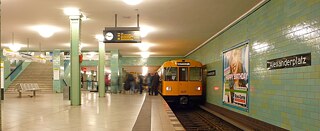 Die U-Bahnlinie 8 durchquert Berlin von Nord nach Süd und fährt zentrale Orte wie den Alexanderplatz an.