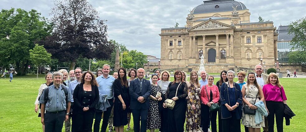 Alumni group in front of the State Theater in Wiesbaden