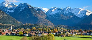 Pemandangan indah dengan latar pegunungan yang mengesankan: Oberstdorf di Bavaria adalah kota paling selatan di Jerman. Daerah di balik gunung-gunung ini sudah termasuk wilayah Austria.