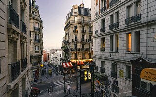 Straßenszene in Paris. Das Konzept der 15-Minuten-Städte gewann an Aufmerksamkeit, nachdem die Pariser Bürgermeisterin Anne Hidalgo dafür eintrat.