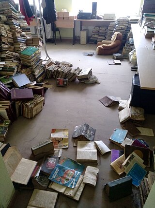 In der Öko-Bibliothek auf der Insel Korabel in Cherson: Von Wasser und Schimmel zerstörte Bücher werden aussortiert.