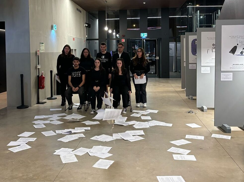 Performative Lesung von Texten von Franz Kafka durch Studenten der Universität von Madeira unter der Leitung von Prof. José Luís Pimenta Lopes während des KULTURfestes Madeira.