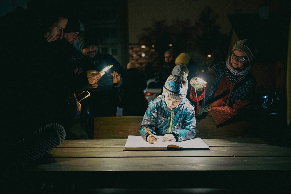 S pochodňou putuje aj kronika, do ktorej ľudia zaznamenávajú svoje odkazy pre kultúru.