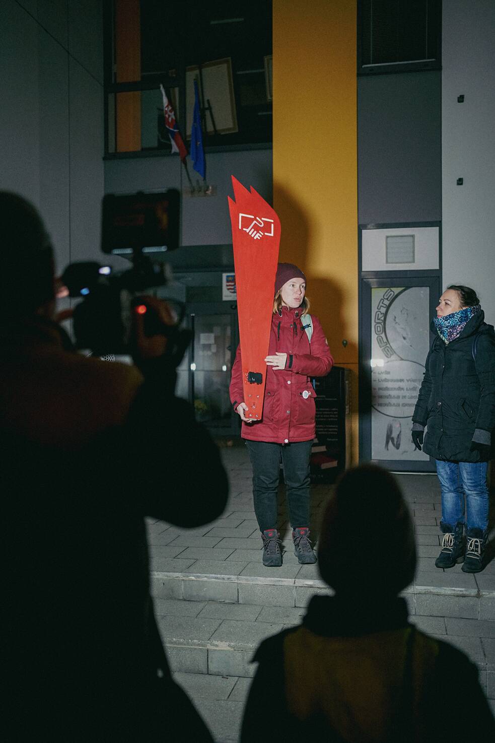 Alexandra Harvanová a Zuzana Švecová začali štafetový protest pred Vihorlatskou knižnicou.