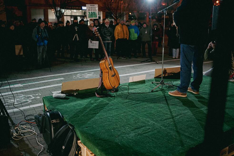 Pravidelné zhromaždenia organizuje občianska platforma Poprad za demokraciu.