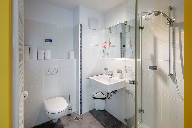 Sunnyside'daki bir dairede modern bir banyo.