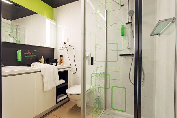 Hotel Harry's Home'da modern bir banyo.