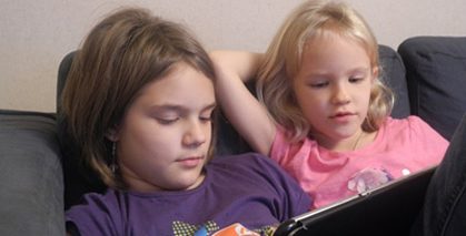Many children are fascinated by reading on an iPad; © Anna Burck