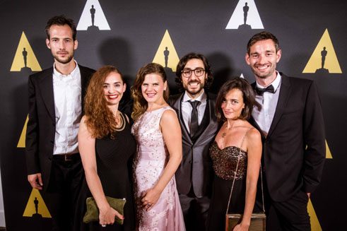 Ilker Çatak (čtvrtý zleva) a jeho tým při udělování ocenění Student Academy Awards 2015