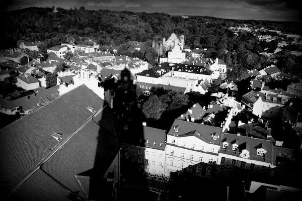 Schatten der Stadt (Glockenturm der Kirche des Hl. Johannes des Täufers und des Hl. Johannes Apostel und Evangelist in Vilnius) Foto: Ieva Linartaitė