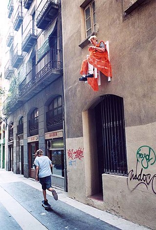 Instal·lació d’Angie Hiesl invitada pel Goethe-Institut Barcelona (2002).
