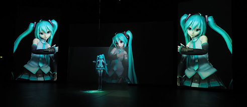 Hatsune Miku wiegte sich zu hypermodernen, wässrig-schlierigen Elektrobeats, ein 16-jähriges, blauhaariges Mädchen mit quietschend hoher Stimme und eine holographische Animation zur Eröffnung des CTM Festivals 2016