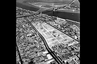 Vue aérienne du quartier Faubourg à m'lasse complètement rasé, 1964. 