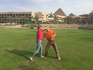 Udo Kumpe trainiert mit Birgit Damm vor den Pyramiden in Kairo.