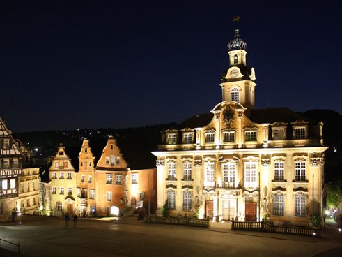 夜の市庁舎