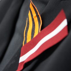 Георгиевская лента и флаг Латвии – символы двух конкурирующих ритуалов памяти в Латвии.