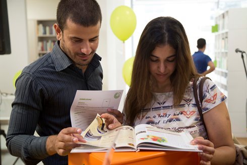 Gäste in der neuen Bibliothek