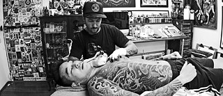 Rhys Gordon tattooing a client