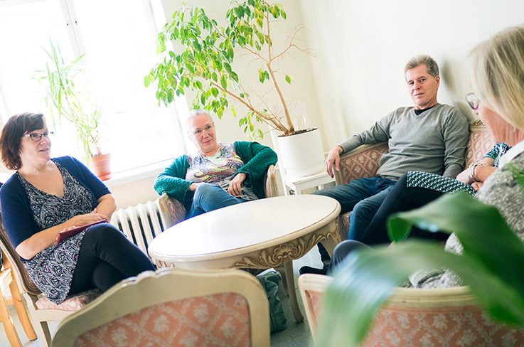 Die Initiatorin von Zeit heilt, Hanna Koppelomäki (links), im Gespräch mit Maala Nieminen, Esa Nieminen und Piksi McArthur.