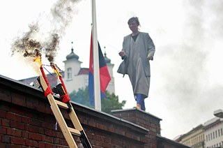 Sonja Hornung & Richard Pettifer, Mauer Botschaft, 2013, einwöchige öffentliche Performance