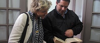 Hannelore Vogt visita una Biblioteca popular en Buenos Aires. 