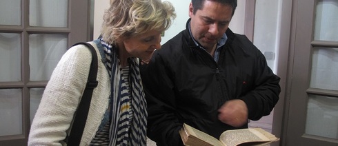 Hannelore Vogt visita una Biblioteca popular en Buenos Aires. 