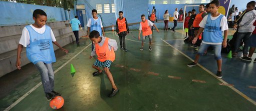 Crianças jogam futebol social promovido pela Street Football World