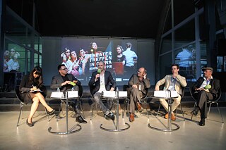 Pressekonferenz des „Theatertreffens in Berlin 2017“, von links nach rechts: Zhang Yan (Dolmetscherin), Rafael D. Deschka (Stellvertretender Institutsleiter, Goethe-Institut China), Jeroen Versteele (Dramaturg der Intendanz, Berliner Festspiele),  Ingo Günther (Musikalische Leitung von „der die mann“), Florian Anderer (Schauspieler „der die mann“), Werner Eng (Schauspieler „der die mann“), Foto: Li Yinjun