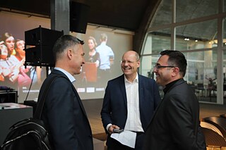 Pressekonferenz des „Theatertreffens in Berlin 2017“, von links nach rechts: Enrico Brandt (Leiter der Kulturabteilung der deutschen Botschaft Peking), Dr. Christoph Ludewig (Leitung CEO Communication & Culture, Volkswagen (China) Investment CO.), Rafael D. Deschka (Stellvertretender Institutsleiter, Goethe-Institut China)